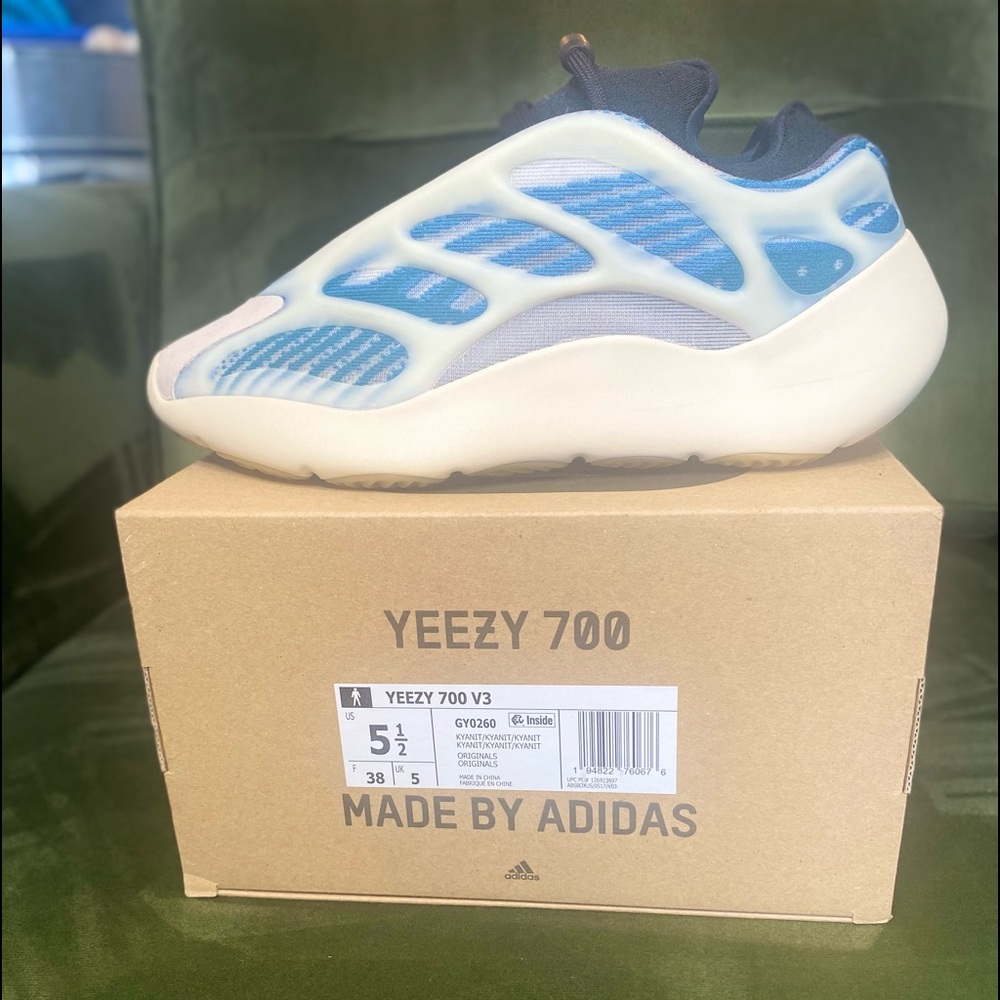 Yezzy 700 V3 Kyanite